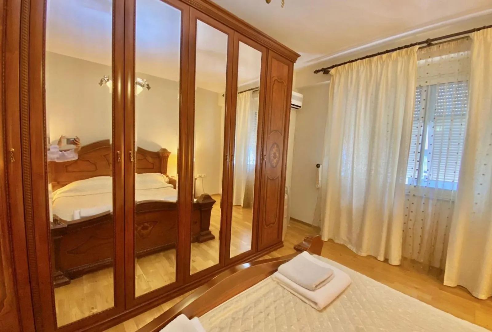 Cozy & Spacious Apt - City Centre Wilson Square Tirana